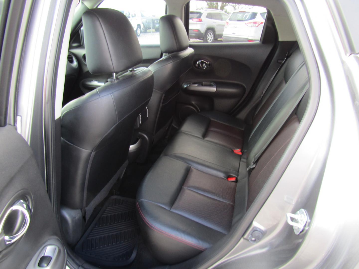 2015 Gray Nissan Juke S FWD (JN8AF5MR4FT) with an 1.6L L4 DOHC 16V engine, Automatic transmission, located at 15016 S Hwy 231, Midland City, AL, 36350, (334) 983-3001, 31.306210, -85.495277 - Photo#4